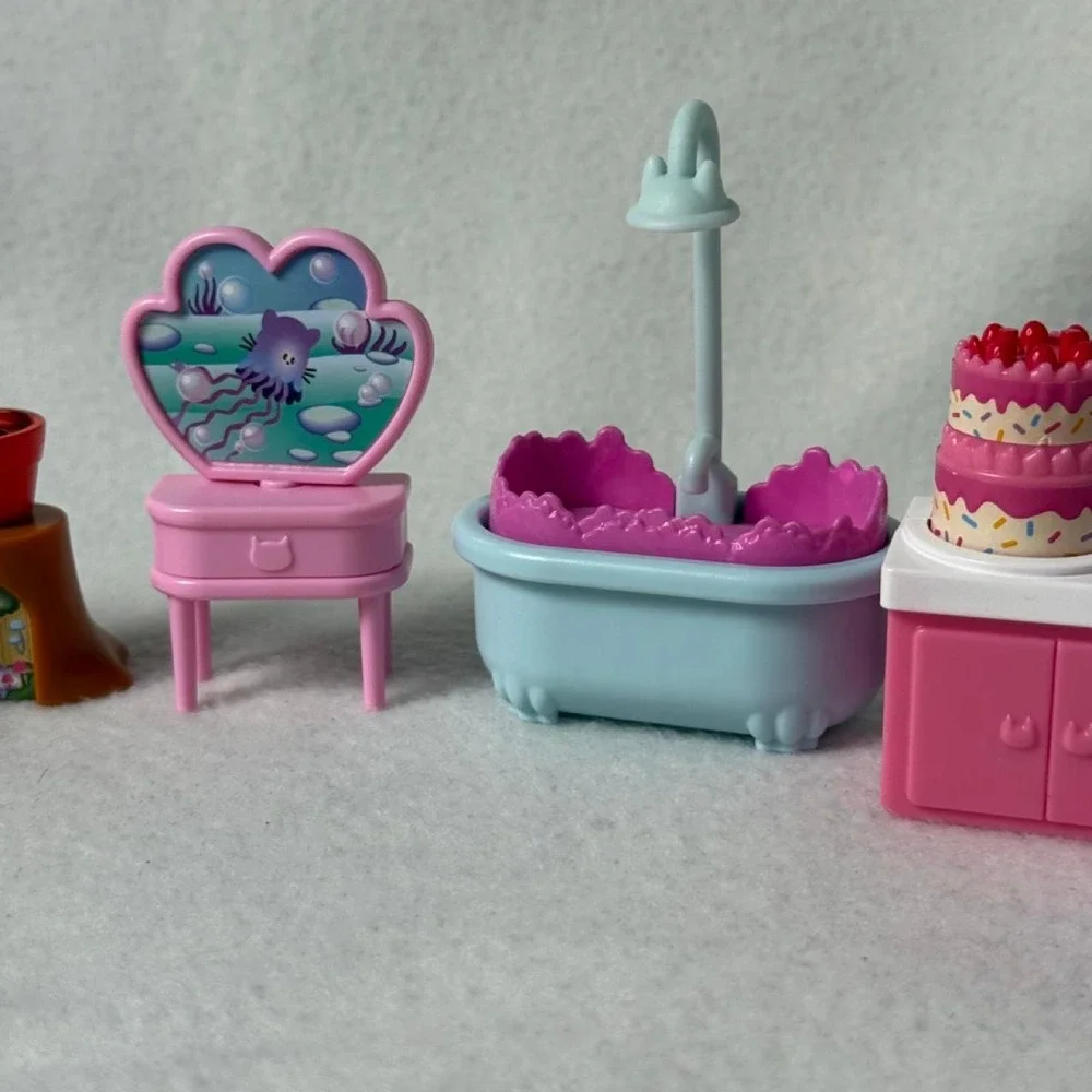 Gabby's Dollhouse Furniture Accessory Lot Bed Couch Tub Vanity Bathroom Cake